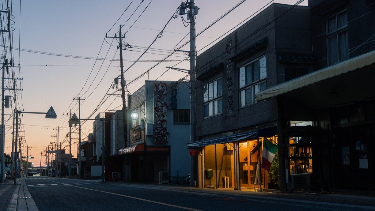 日が落ちた寄居町の商店街。静かな通りにmujaquiの灯りだけがともる